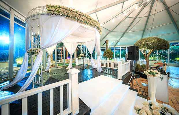 חופה מתחת לגג בחורף