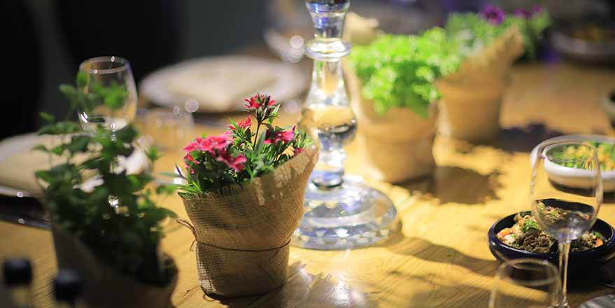 עיצוב שולחני פרחוני
